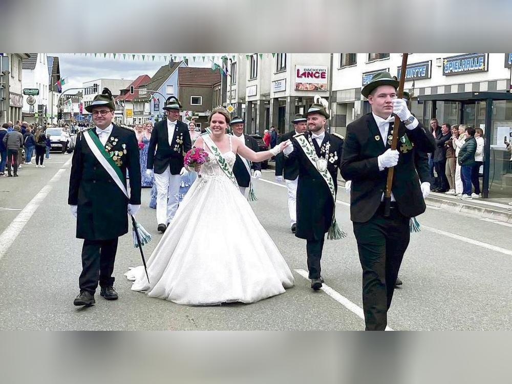 Das Königspaar Kevin Biermeier und Jana Peters führten den Umzug an. Fotos: Bußmann