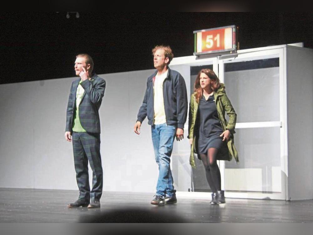 Der smarte Tod (David T. Meyer), sein namenloser „Kunde“ (Henner Momann) und dessen Ex-Freundin Sophia (Anika Baumann) treten eine irrwitzige Reise an. Foto: Wissing