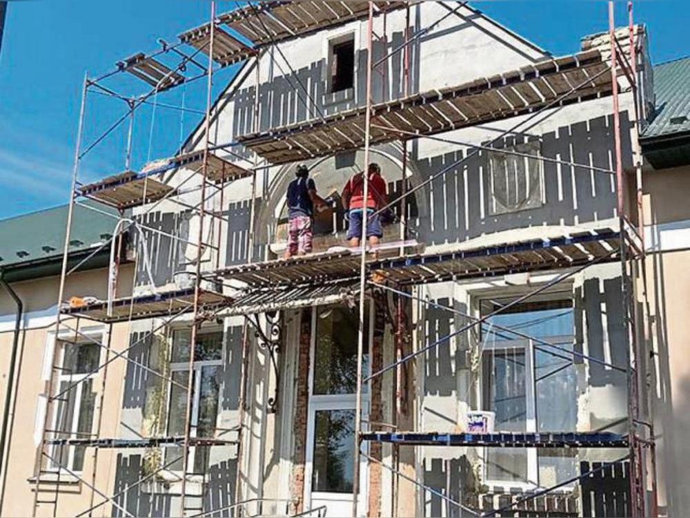 Dem Geriatriezentrum wurde eine neue Fassade verpasst und mit der Entwicklung der Inneneinrichtungen begonnen.