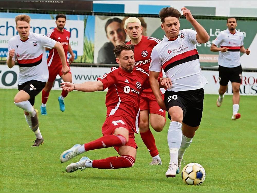 Louis Neugebauer (am Ball) legte zweimal klasse für Maximilian Franke (l.) auf, der in der ersten Halbzeit zwei Topchancen vergab und nach dem Wechsel mit einem Heber die Latte traf; rechts David Dören. Der SV Lippstadt kam in Clarholz nicht über ein 0:0 hinaus. Fotos: Lütkehaus