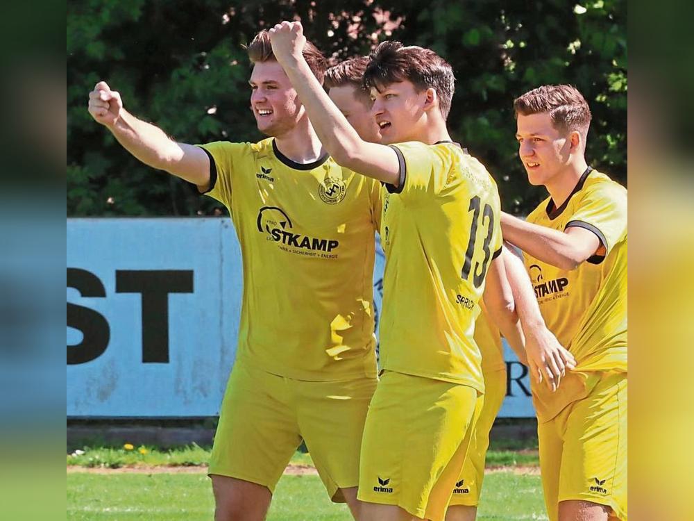 Jawoll! Es läuft! In einer umkämpften Partie beim Abstiegskandidaten Ottfingen siegte der SuS Bad Westernkotten mit 3:2 und darf weiter vom Aufstieg träumen. Foto: Lütkehaus