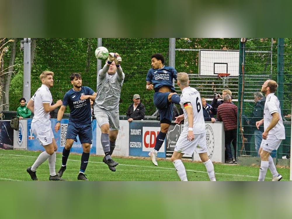 Der FC Mönninghausen (in Weiß) erreichte gegen den Tabellenzweiten SC Wiedenbrück II ein beachtliches 1:1-Unentschieden. Groß helfen wird der Punkt im Abstiegskampf aber wohl nicht mehr. Foto: Schlink