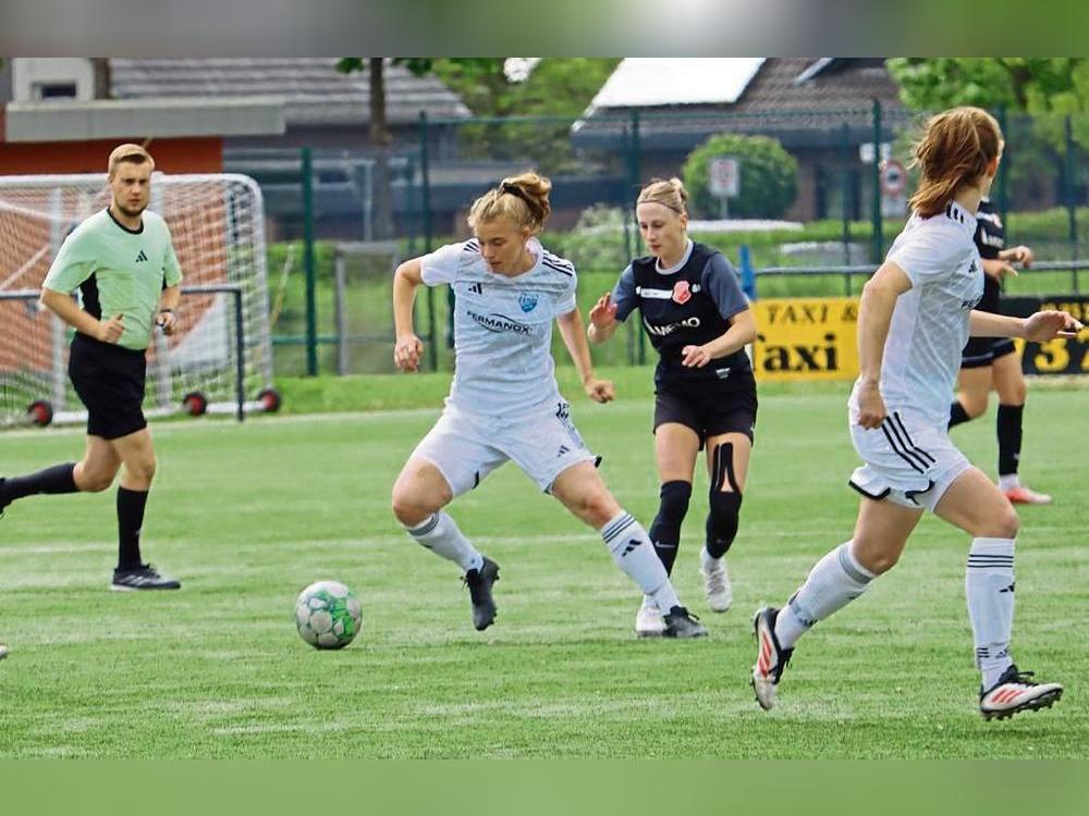 In ihrem bereits letzten Saisonspiel kamen die Landesliga-Frauen des TuS Wadersloh (Weiß) zu einem standesgemäßen 5:0-Erfolg gegen Steinhagen. Foto: Feichtinger