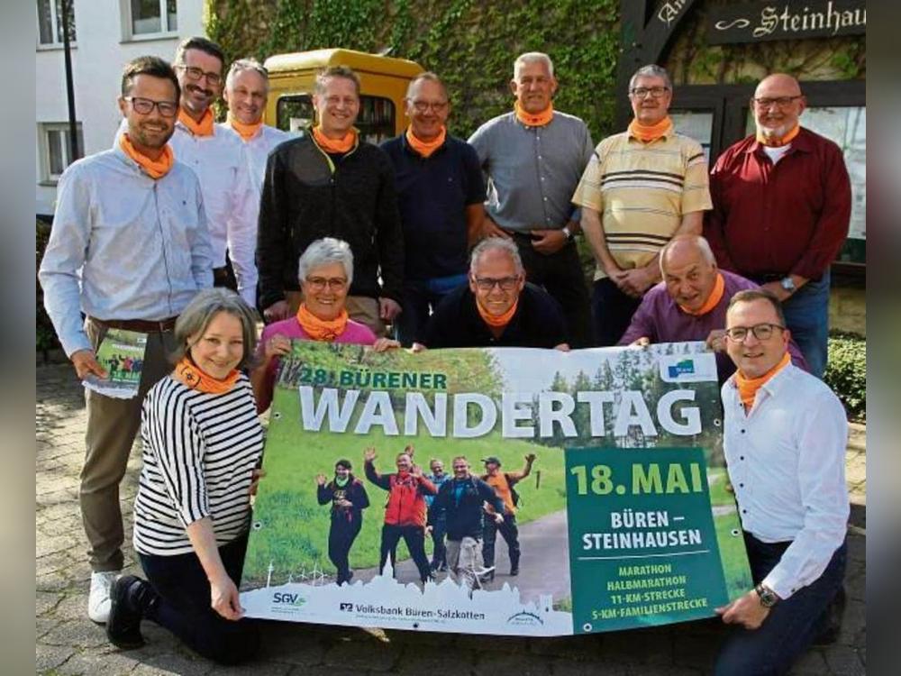 Laden ein zu Strecken bis 42 Kilometer: Die Sponsoren und Organisatoren des Wandertags Foto: Büttner