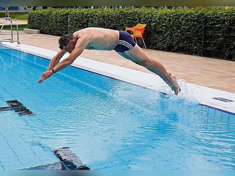 Im hohen Bogen ins kalte Nass! Im Lippstädter Cabrioli konnten Schwimmer bereits am Montag in das Außenbecken. Foto: Vielberg