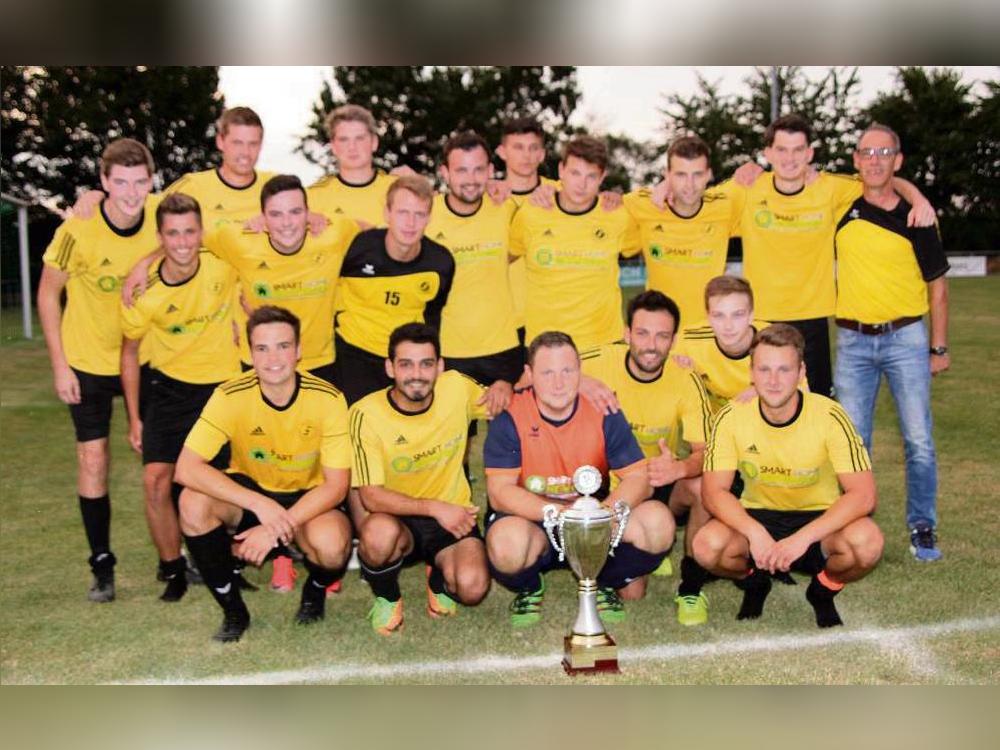 Doppelt historisch: Als erstes Reserveteam gewann der SuS Bad Westernkotten II mit Trainer Fritz Struhs (h.r.) die Erwitter Fußball-Stadtmeisterschaft. Gleichzeitig waren es die letzten Titelkämpfe. Dann kam Corona. Archivfoto: Feichtinger