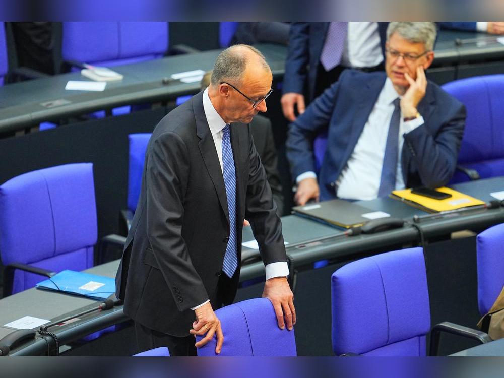 Erst durchgefallen, dann gewählt: Friedrich Merz ist neuer Bundeskanzler. Die heimischen Bundestagsabgeordneten Oliver Pöpsel (CDU) und Jens Behrens (SPD) schoben ihren Parteien am Morgen zunächst gegenseitig den Schwarzen Peter zu. Foto: dpa