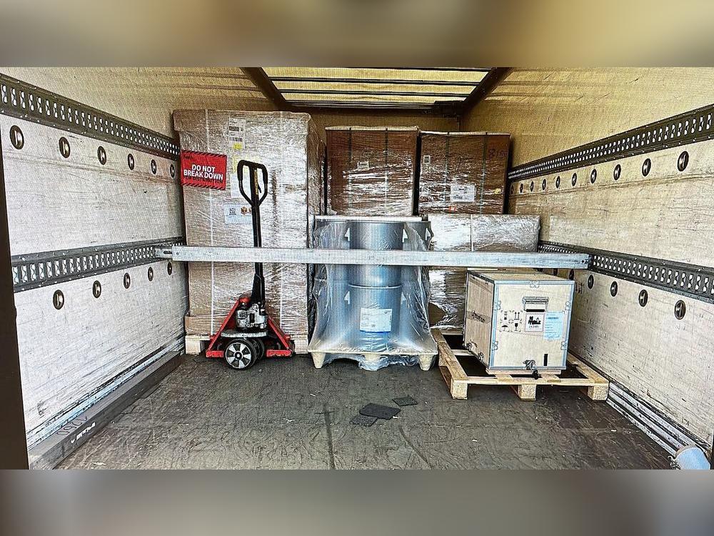 Auf dem Foto ist die nicht gesicherte Ladung (hier Gefahrgut in den Holzkisten) zu erkennen. Foto: Polizei Soest