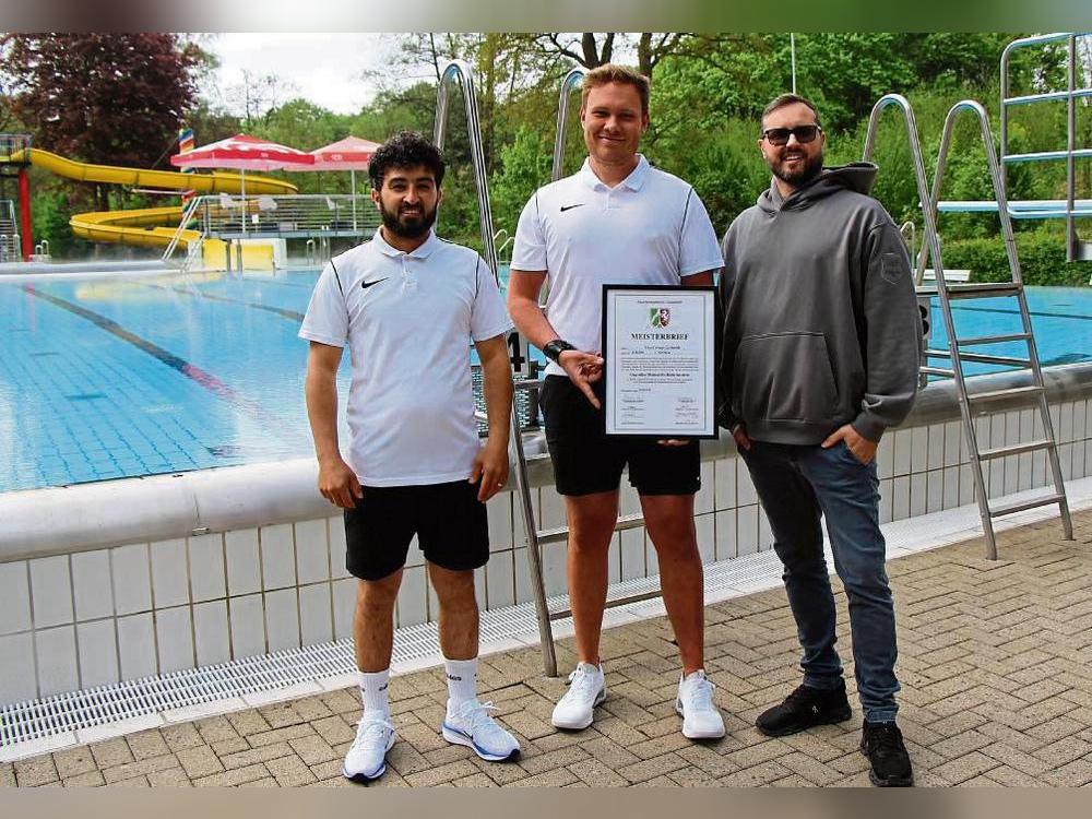 Endlich Meister: Arno Setaghyan (l.) und Dennis Justus (r.) freuen sich mit Max-Gregor Gerhardt. Foto: Löseke