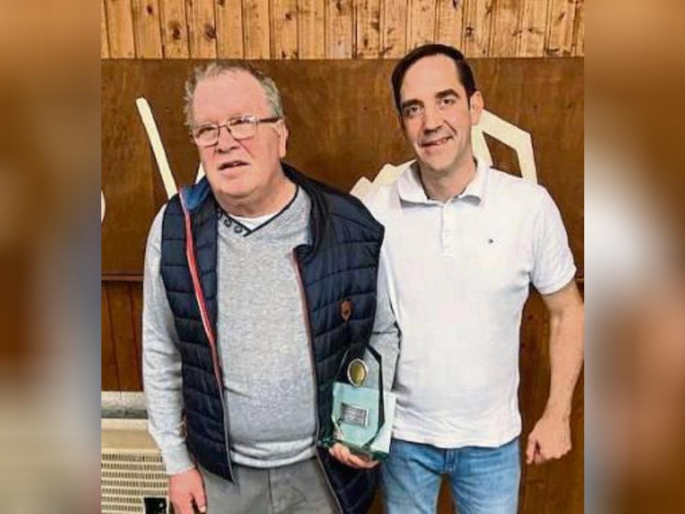 Voller Einsatz für den Berenbrocker SV. Viele Jahre war Reinhard Steinhoff (l.) in verschiedenen Funktionen für den Verein tätig, zuletzt als 1. Vorsitzender. Zu seinem Nachfolger wurde jetzt Christian Dill (r.) gewählt.