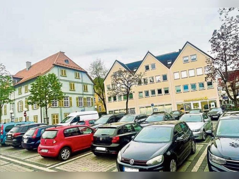 Dort, wo jetzt Autos parken, soll zukünftig der Erweiterungsbau des Stadtmuseums stehen. Ein Bürgerentscheid könnte den Ratsbeschluss noch kippen. Foto: Vielberg