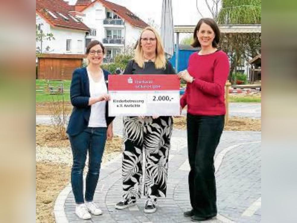 Den symbolischen Scheck übergab Kirsten Braun (Sparkasse) an Nadine Bürger und Jennifer Pohle.
