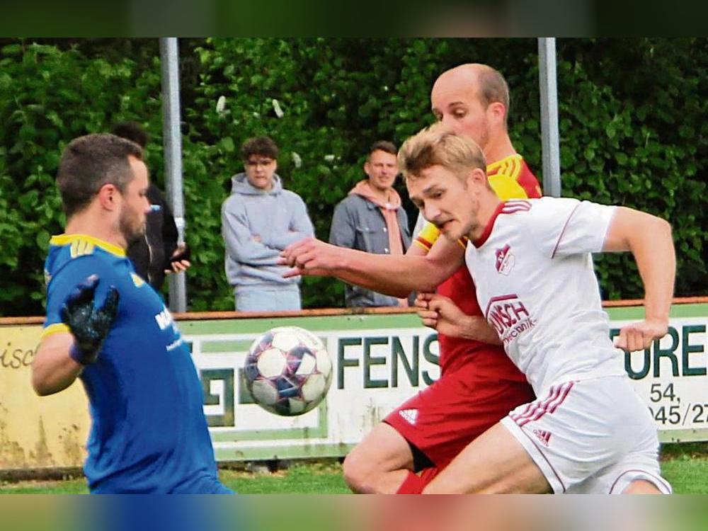 RW Horn (in Weiß) braucht Punkte für den Klassenerhalt, während der TuS Ehringhausen (rote Trikots) einen Derbysieg gegen Hörste anpeilt. Foto: Schnieder