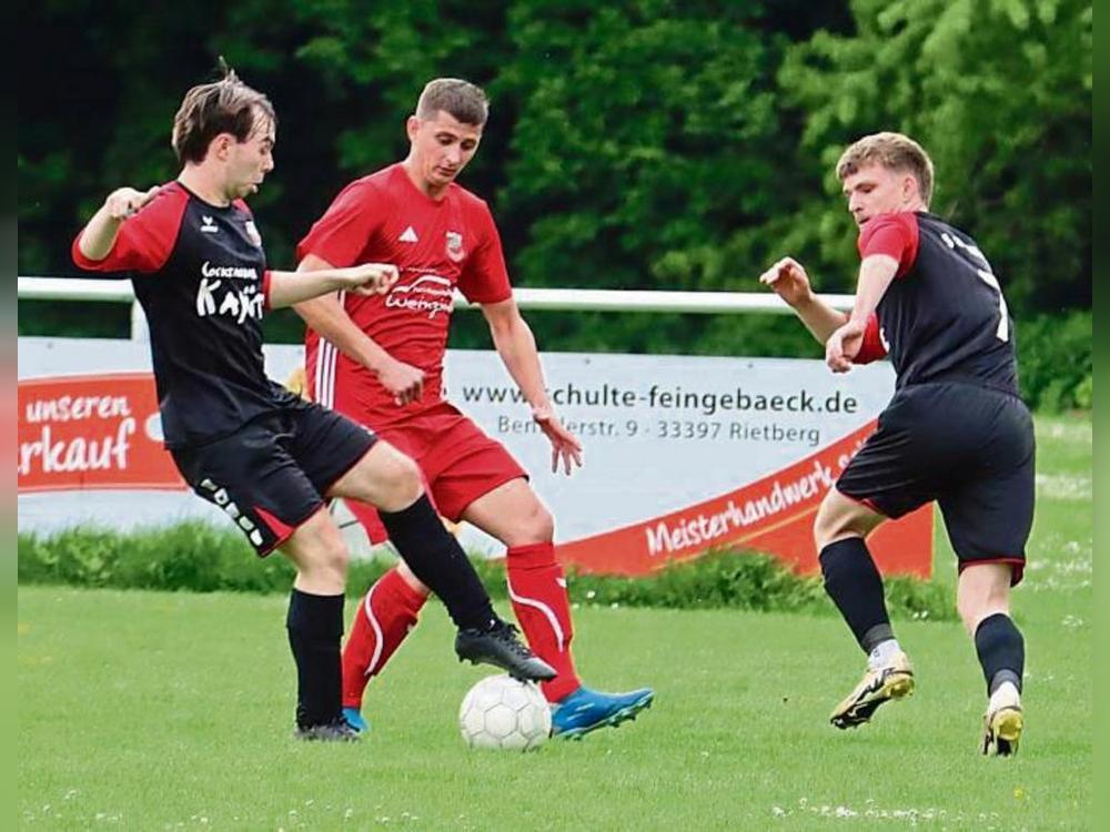 Der Klassenerhalt ist für die Kicker des SV Bad Waldliesborn (in Schwarz) ebenfalls noch nicht in trockenen Tüchern. In Schmerlecke kommt es nun zum Kellerduell. Foto: Feichtinger
