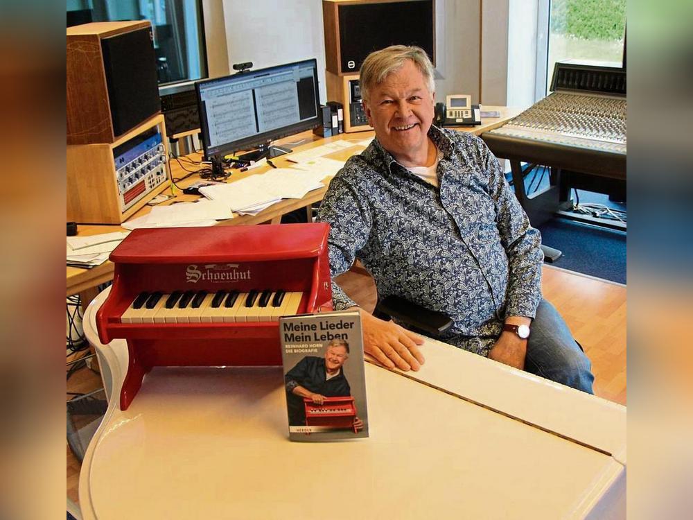 Mit einem kleinen roten Klavier fing alles an: Reinhard Horn blickt in seiner Biografie „Meine Lieder. Mein Leben“ auf genau das zurück. Foto: Löseke