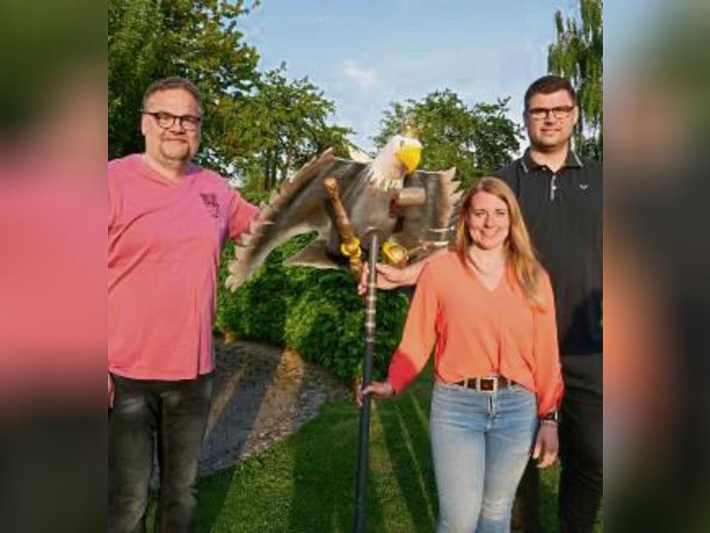 Das amtierende Königspaar Annika und Niklas Schürmann und Vogelbauer Michael Sehrbrock (l.) präsentierten den Schützenvogel. Foto: Priesnitz