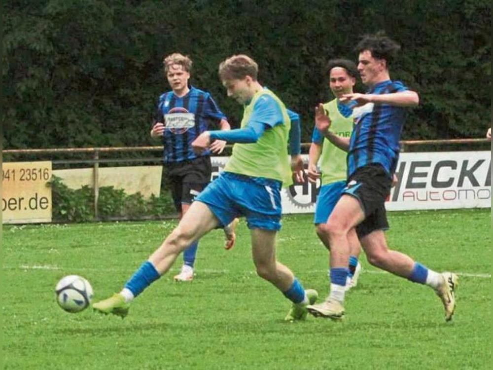 Als Favorit geht der SC Lippstadt (mit Leibchen) ins Heimspiel gegen die JSG Hörste-Garfeln. Die JSG Ehringhausen (in Blau-Schwarz) ist in Overhagen zu Gast. Foto: Dannhausen