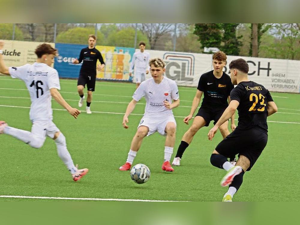 Nicht lockerlassen wollen die A-Junioren des TuS Lipperode (in Weiß), die im Heimspiel gegen die Hammer SpVg gefordert sind. Foto: Feichtinger