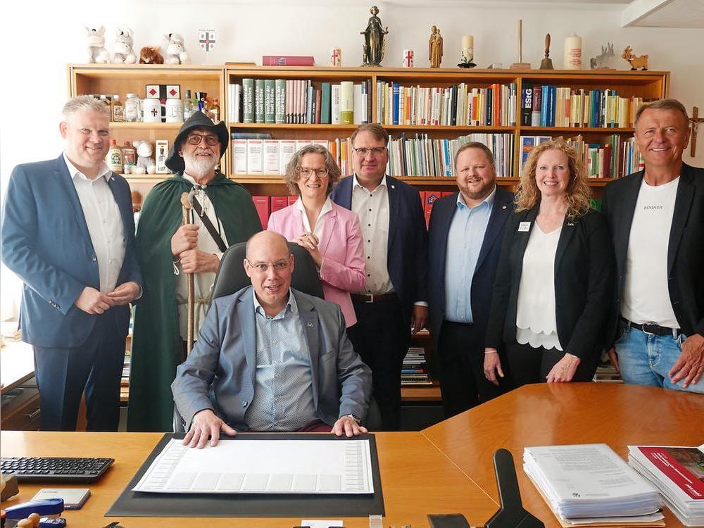 Hohen Besuch aus der Politik empfing Bürgermeister Peter Weiken in seinem Büro. NRW-Ministerin Ina Scharrenbach (4.v.l.) überzeugte sich vor Ort von der gelungenen Rathaussanierung. Maßgeblich begleitet hat den Prozess Ordnungsamtleiterin Stefanie Luse (2.v.r.).