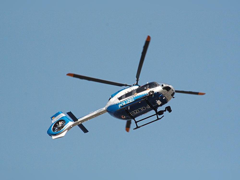 Die Polizei suchte den flüchtenden Unfallverursacher per Hubschrauber - ohne Erfolg. Symbolfoto: Niggenaber