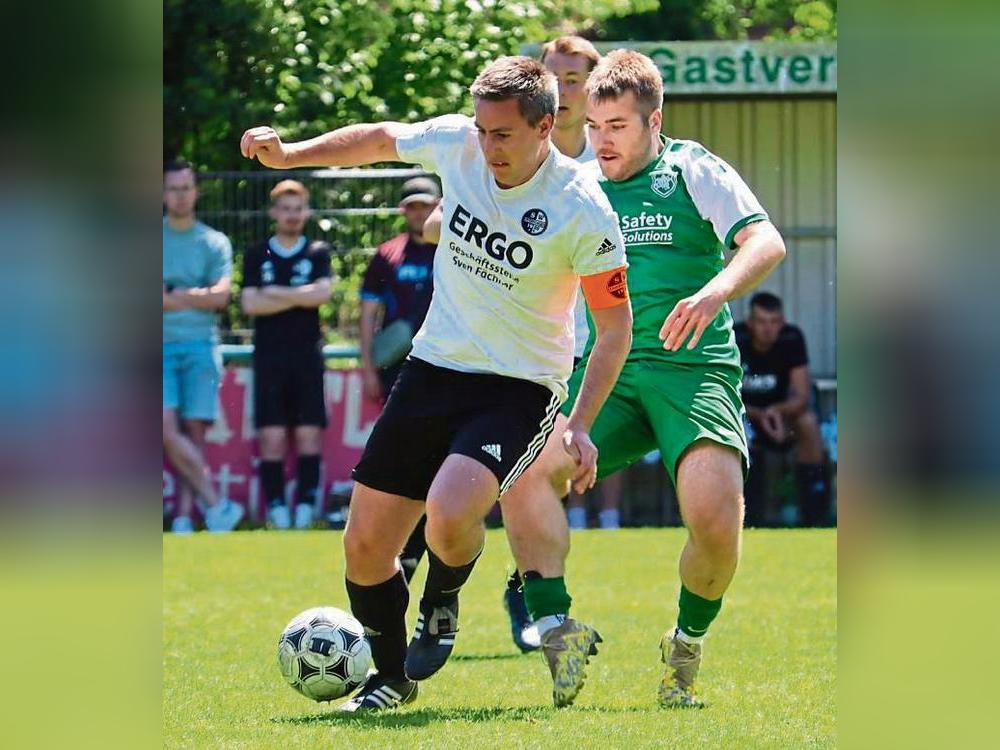 Wem hilft das 2:2 mehr? Antwort: Keinem! SW Overhagen (in Weiß) und der SuS Cappel II (grün) brauchen im Abstiegskampf nun ein Fußballwunder. Foto: Feichtinger