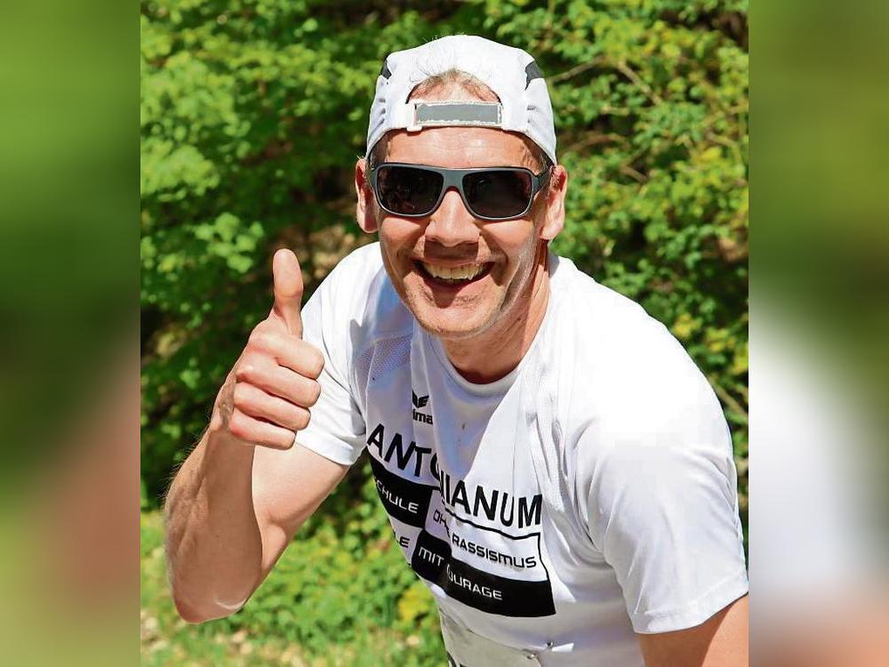 Daumen hoch für den Seriensieger: Der Geseker David Kruse gewann den Marathon in Rüthen in 3:32:42 Stunden.