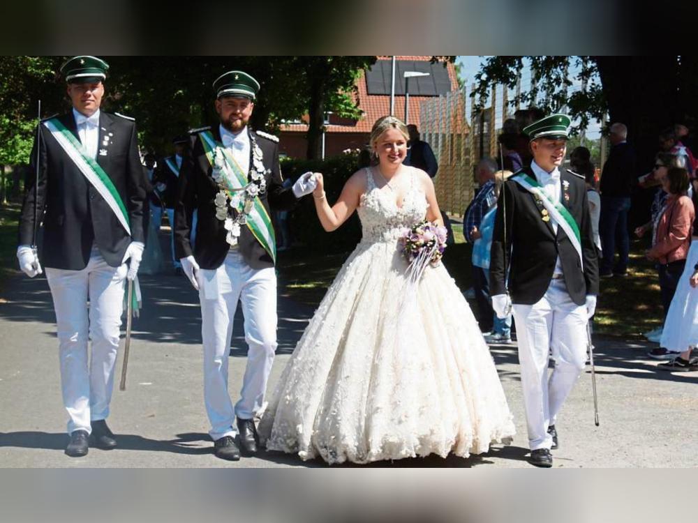 Als Bilderbuch-Königspaar führten Jan-Lukas Stöppel und Stefanie Schwend in Mantinghausen den großen Festumzug zum 125-jährigen Vereinsjubiläum an. Fotos: Pape-Rüther