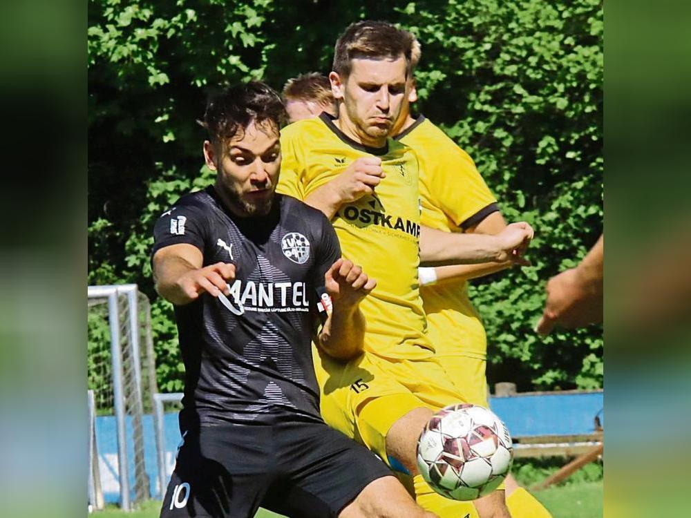 Alles unter Kontrolle: Der SuS Bad Westernkotten, hier mit Kapitän Lukas Traufetter (r.), darf nach dem 4:0 gegen Attendorn weiter vom Aufstieg träumen. Foto: Wiegand