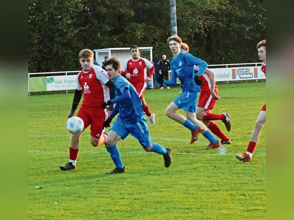 Statement-Sieg: Mit dem 8:0 gegen die JSG Hörste/Garfeln untermauerten die A-Junioren-Kicker des SC Lippstadt DJK (blaue Trikots) ihre Titelambitionen. Archifvoto: Dannhausen