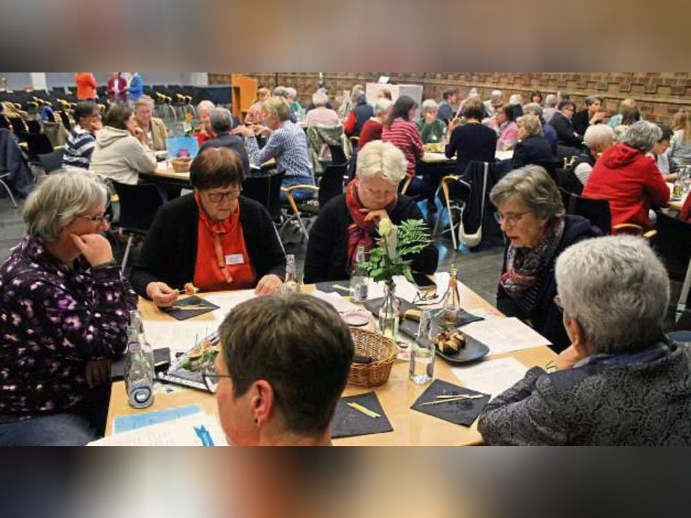 Rund 60 Frauen aus dem Dekanat Lippstadt-Rüthen diskutierten im Forum der Marienschule Lippstadt über ihre Rolle in Gesellschaft und Kirche.