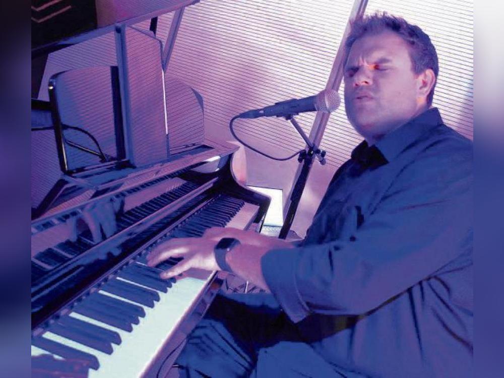 Improvisationstalent bewies Jazz- und Popsänger Chris Mews bei seinem Auftritt in Rüthen. Foto: Giannakis