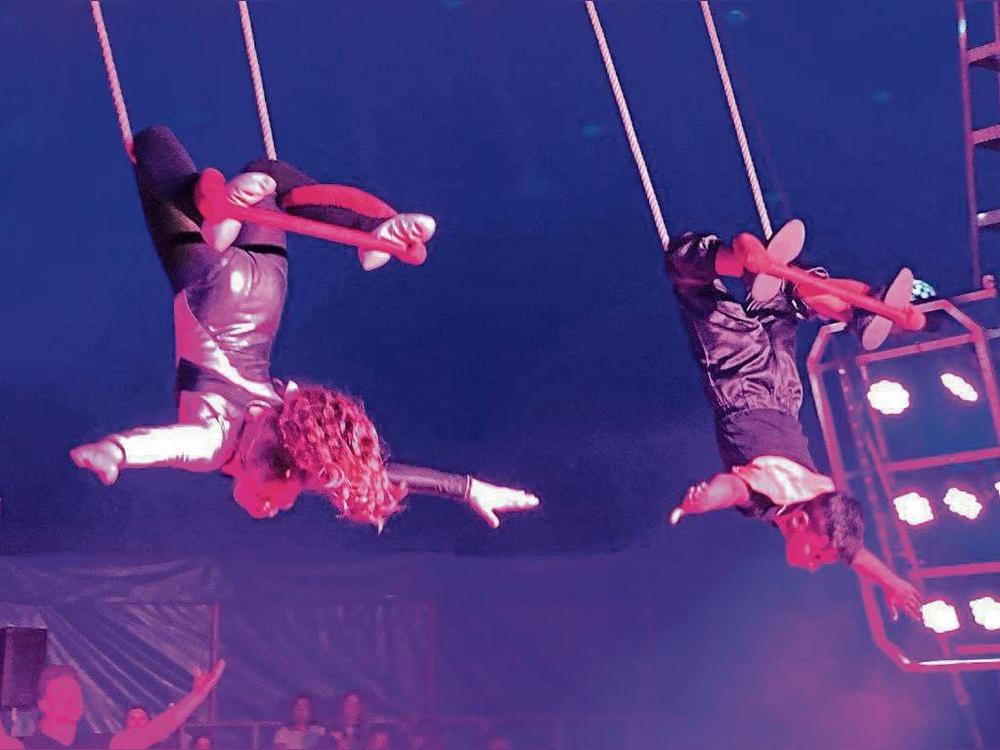 Manege frei für den Zirkus Phantasia: Eine atemberaubende Trapez-Show lieferten die Kinder der Alfred-Delp-Schule zum Abschluss des Projektes vor zahlreichen Zuschauern.