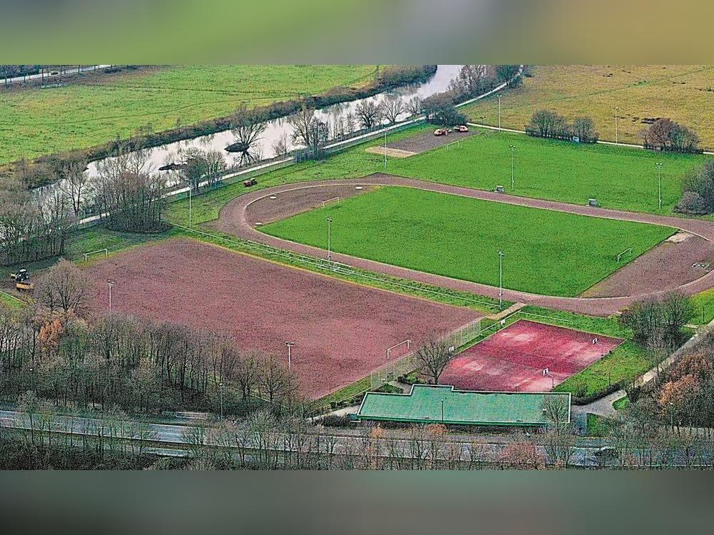 Die dritte Spielfläche könnte auch bald grün sein: Der rote Tennen- soll zu einem frei zugänglichen, modernen Kunstrasenplatz umgewandelt werden. Entsprechende Planungen wurden jetzt im Sportausschuss vorgestellt. Archivfoto: Eickhoff