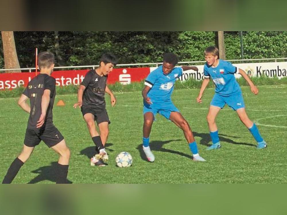 Die D-Jugend von Viktoria Lippstadt (in Schwarz) steht nach einem Achtmeter-Krimi im Pokalfinale. Foto: Dannhausen