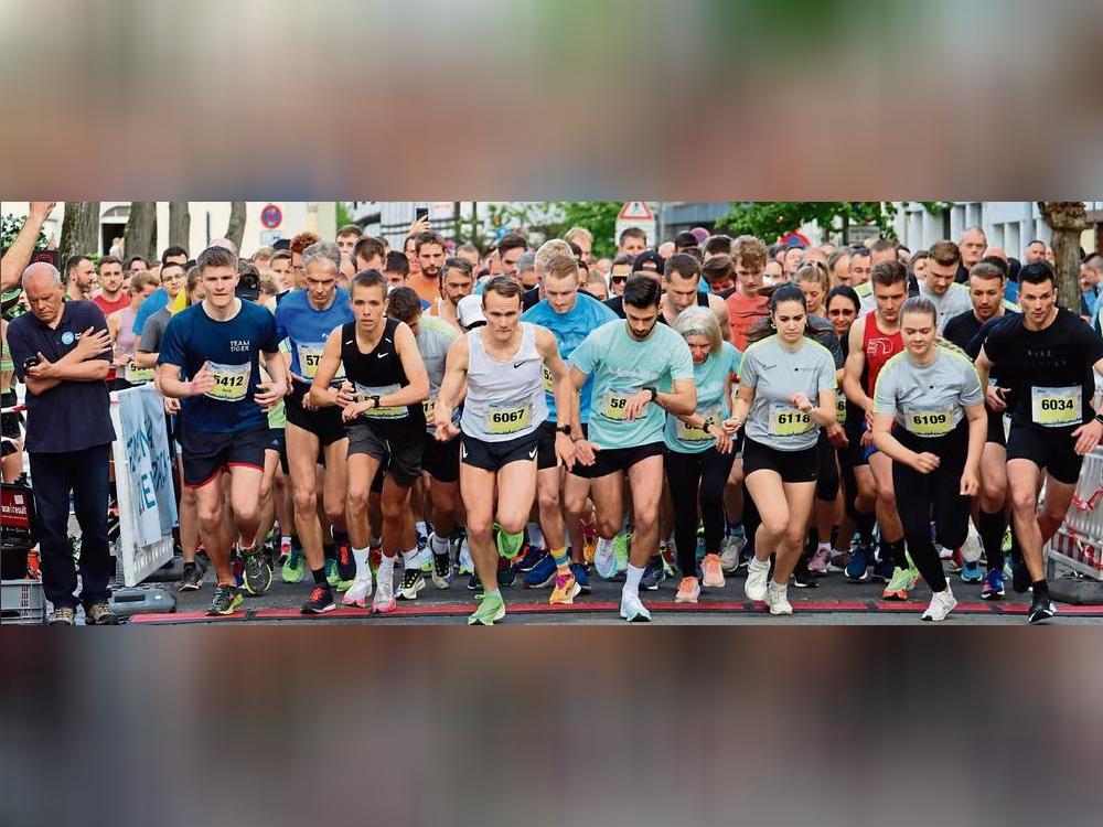 Und los geht’s: Nach dem Firmenlauf, der mit knapp 1500 Teilnehmern restlos ausgebucht ist, gehen ab 19.15 Uhr die 10 Kilometer-Läufer auf die Strecke. Unser Bild stammt aus dem Vorjahr. „Es wird wieder eine fantastische Veranstaltung werden“, sind die Organisatoren überzeugt. Foto: Feichtinger