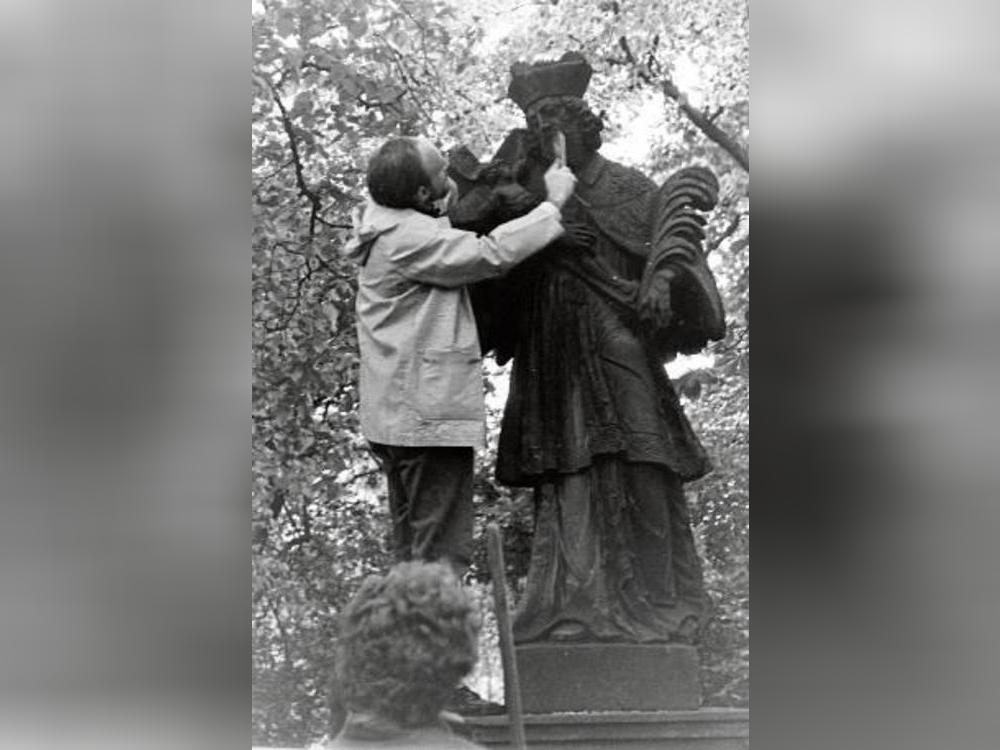 Mit dem Heiligen Nepomuk ist Mellrich eng verbunden. Das Bild zeigt die Reinigung der Statue im Jahr 1990.