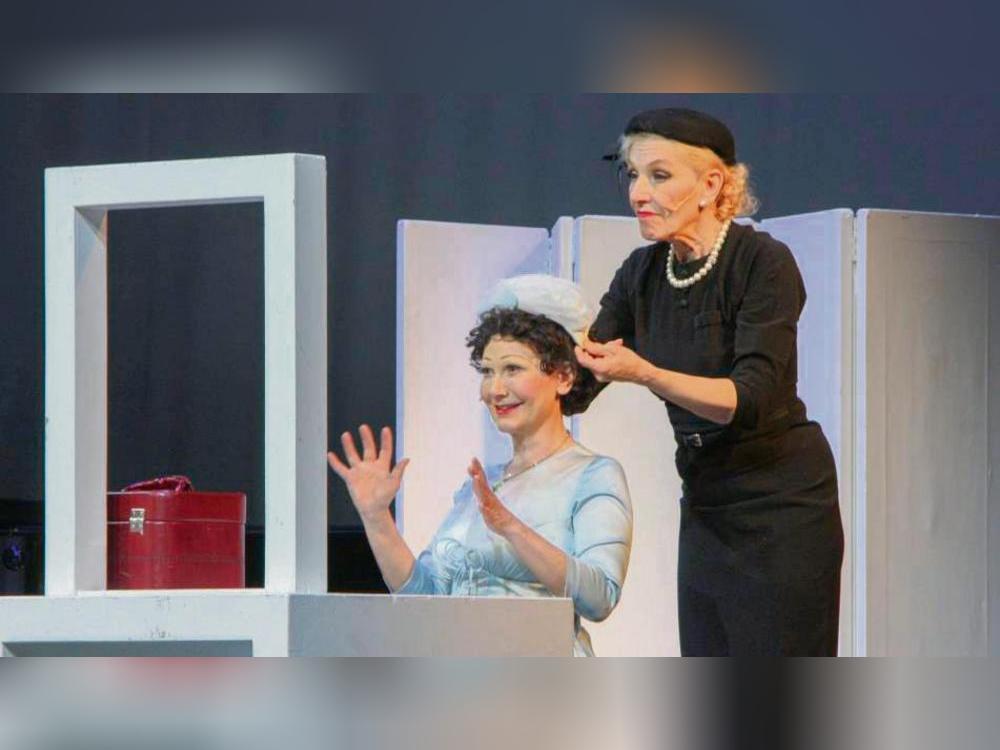 Große Künstlerinnen und enge Freundinnen: Edith Piaf (Heleen Joor, l.) macht Marlene Dietrich (Susanne Rader) sogar zu ihrer Trauzeugin. Foto: Wissing
