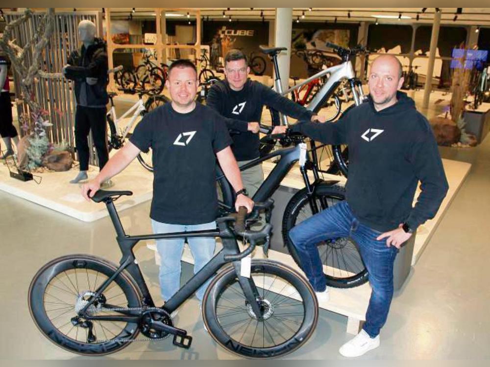 Den Cube-Store eröffnet haben (v.l.) Dominic Neumann, Ferdinand Sammet und Kai Neumann. Foto: Schwade