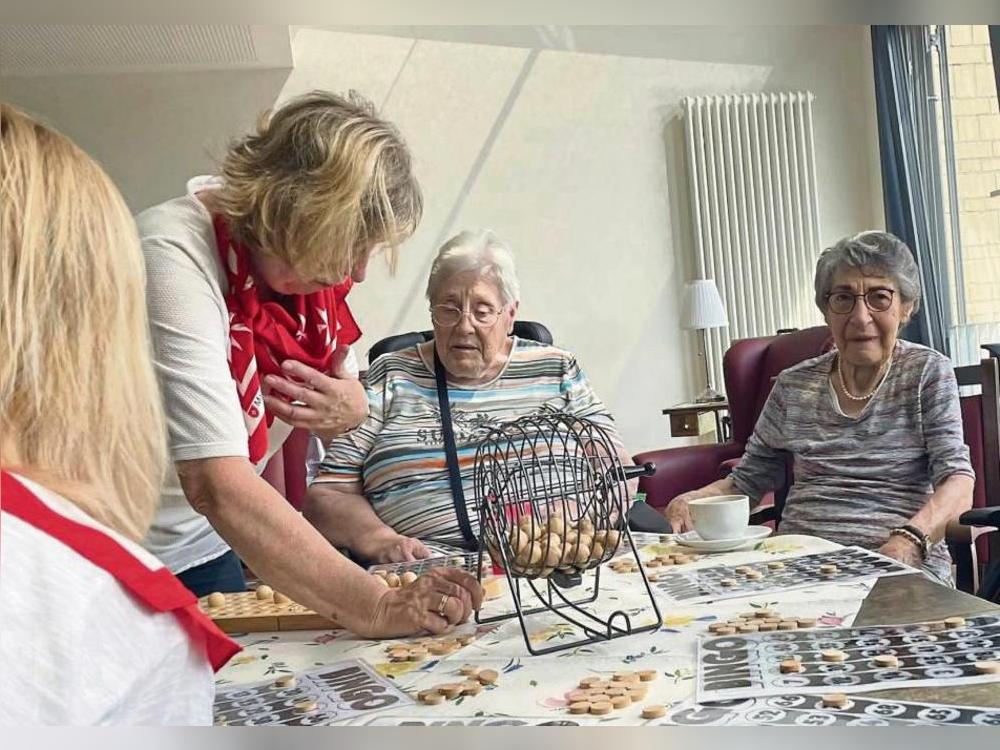 Gemeinsame Zeit verbringen ist ein Wesen des Besuchsdienstes. Beliebt sind dabei auch Spiele, wie hier Bingo im Haus Maria.