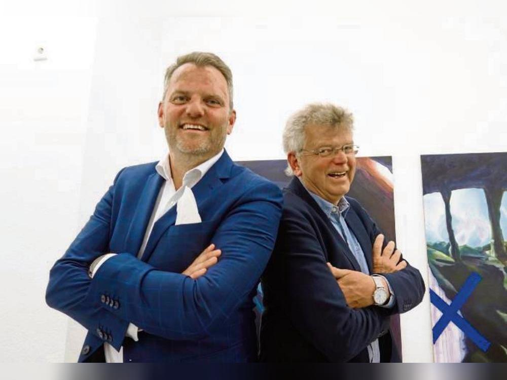 Zuversichtlich und zielstrebig: Jan Böttcher (l./parteilos) aus Verl wurde von der BG um Fraktionschef Hans-Dieter Marche (r.) als Bürgermeister-Kandidat nominiert. Foto: Vielberg
