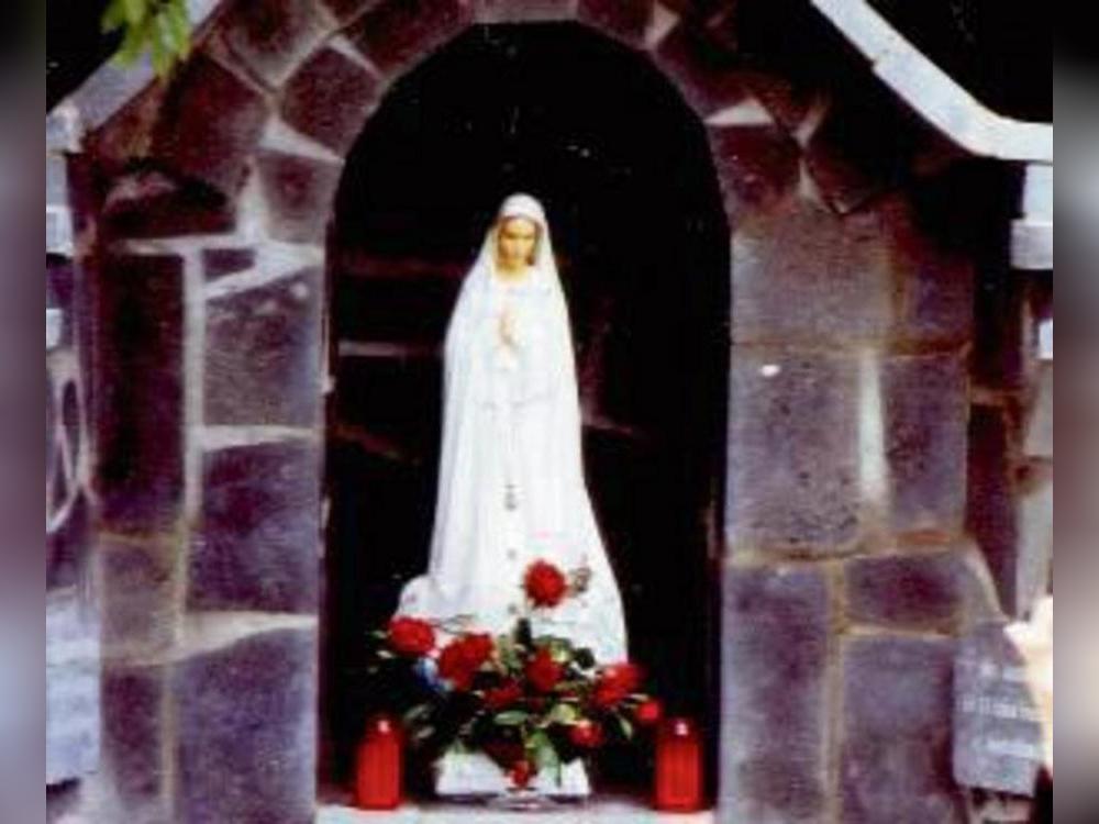 An der Mariengrotte findet die Andacht statt.