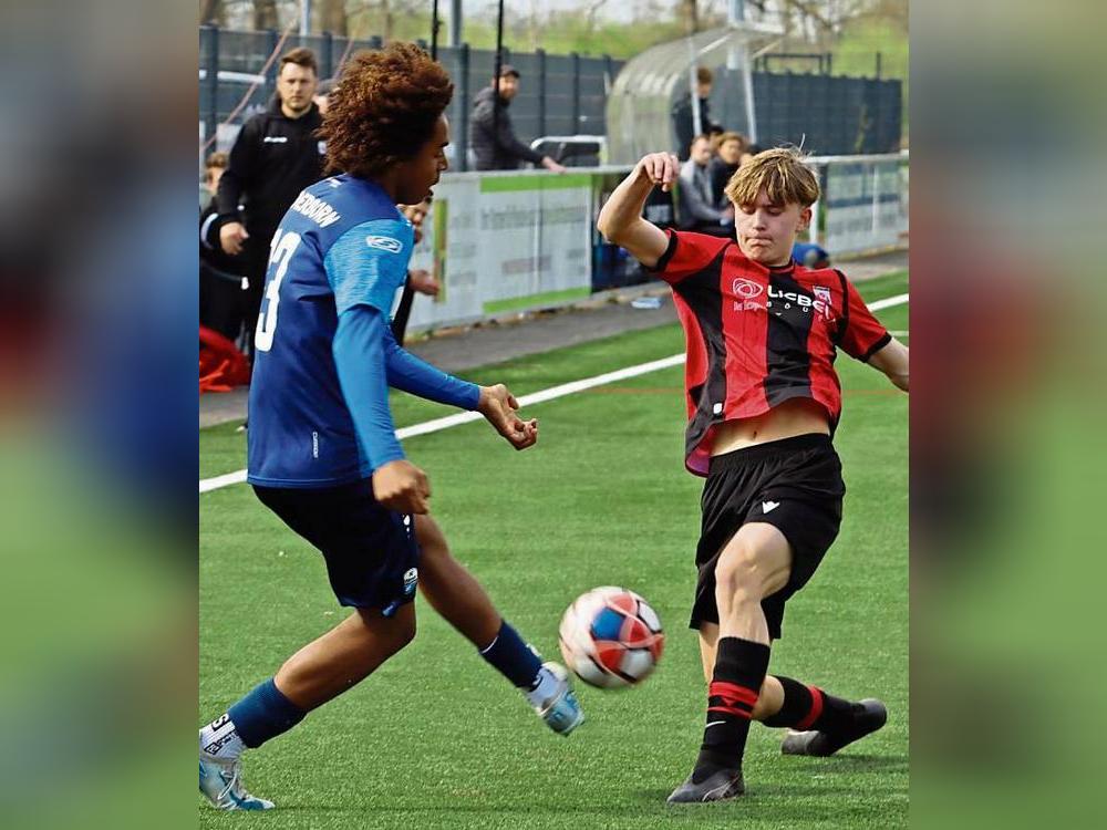 Auf Erfolgskurs steuern aktuell die B-Junioren des SV Lippstadt. Im Heimspiel gegen die Sportfreunde Siegen peilt man nun den sechsten Sieg in Serie an. Foto: Feichtinger