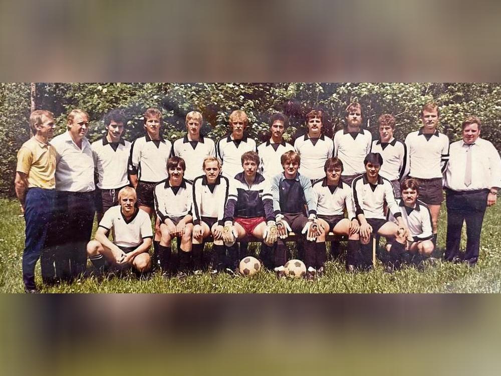 Zur Meistermannschaft des TSV Rüthen im Jahr 1984/85 gehörten (h.v.l.): Trainer Günther Cimiotti, Obmann Oskar Kaps, Camal Yildiz, Manfred Helle, Heinz-Peter Denkler, Achim Brusis, Ayhan Yildiz, Dieter Sasse, Rudi Hötte, Jürgen Müller, Kapitän Willi Knickenberg, 1. Vorsitzender des Gesamtvereins Hermann Harnacke, (v.vl.) Bernie Schrewe, Rainer Will, Friedhelm Cramer, Franz-Josef Pieper, Thomas Latta, Udo Arens, Lino Mazza und Rolf Arens. Es fehlen Torschützenkönig Elmar Brings (24 Treffer) und Willi Pardun.