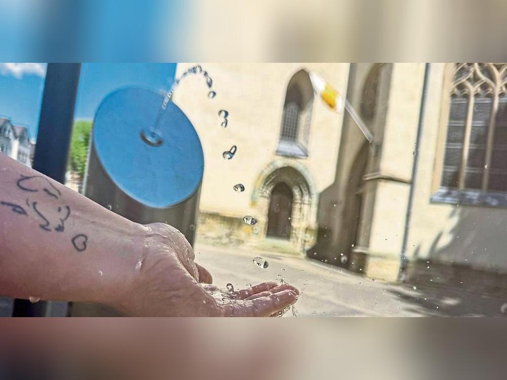 Um Verschwendung vorzubeugen, sprudelt der Wasserspender am Marktplatz erst auf Knopfdruck. Foto: N. Wissing
