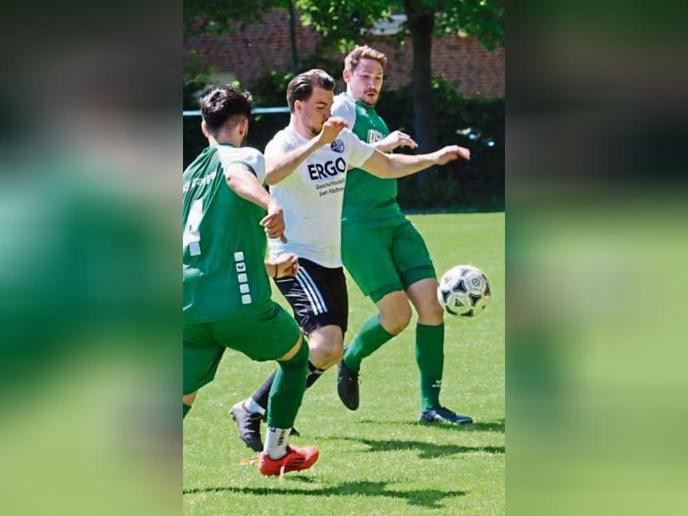 Auch den Teams aus Cappel (in Grün) und Overhagen (weiß) sitzt das Abstiegsgespenst im Nacken.Foto: Feichtinger