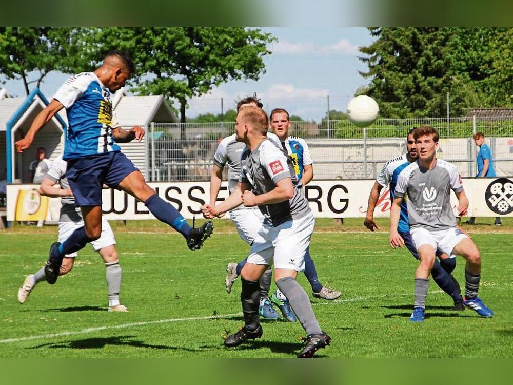 Nach der Heimniederlage gegen den TuS Warstein wartet auf den TuS Lipperode (in Grau) jetzt bei der SG Suttrop/Kallenhardt der nächste heiße Tanz. Die Warsteiner (in Blau) haben sich gegen den SuS Störmede einiges vorgenommen. Foto: Schnieder