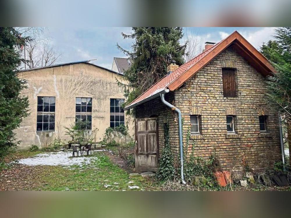 Die ausgebrannte Synagoge wurde in den 1950er Jahren zum Lagerhaus umgebaut. Im Vordergrund: das Gartenhaus, dessen Dach 2024 denkmalgerecht saniert wurde. Foto: Overhoff