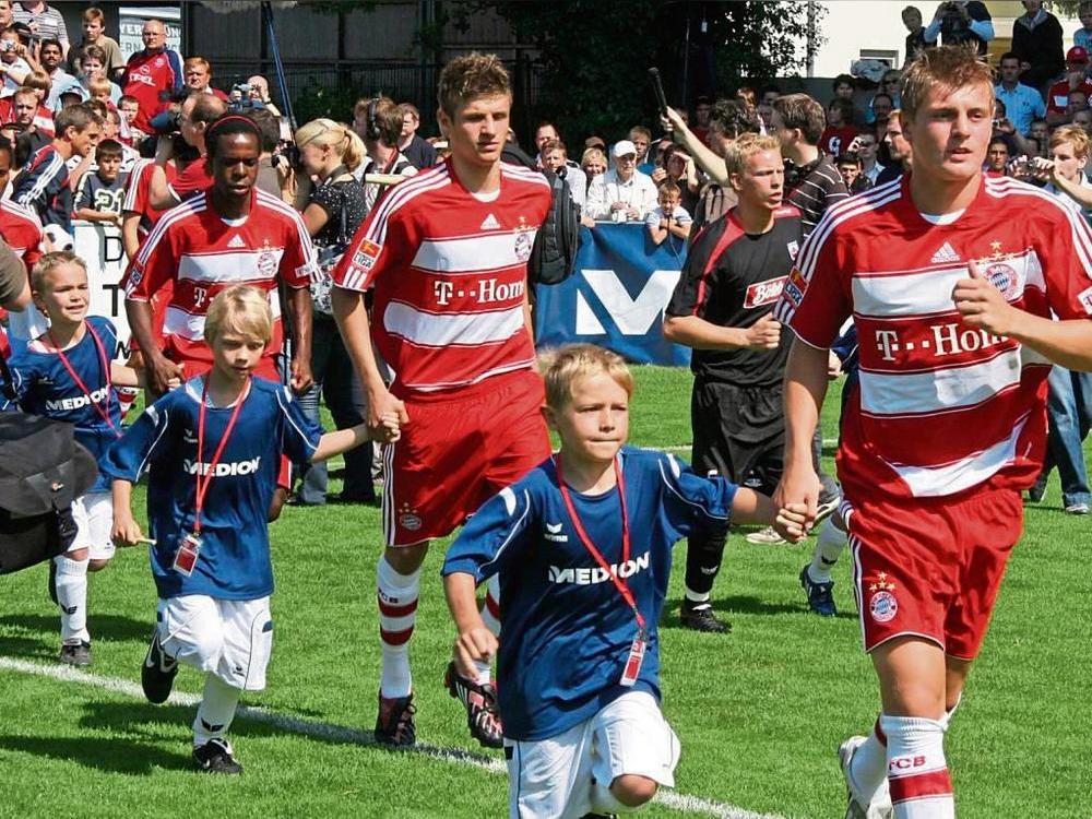 Hinter Toni Kroos und neben Lasse Fischer-Riepe lief Thomas Müller im Juli 2008 mit dem FC Bayern München am Waldschlößchen zum Testspiel gegen den SV Lippstadt auf. An seiner rechten Hand Nachwuchskicker Pascal Brandis. Foto: Schwade