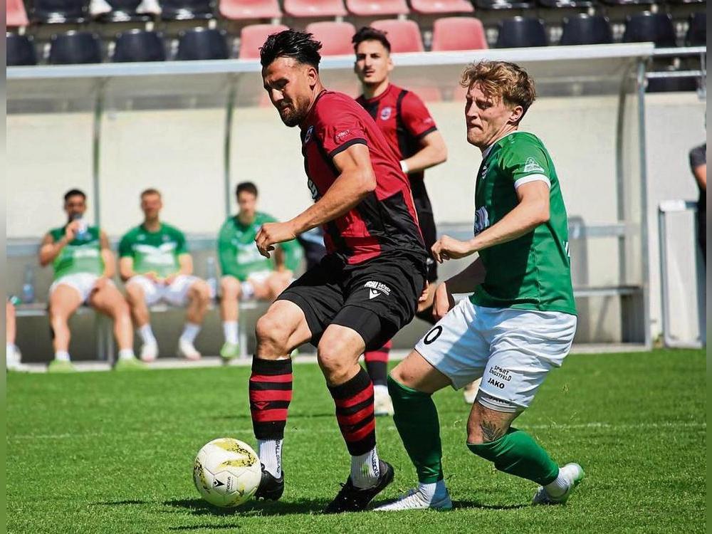 Hasan Dere und Fatih Ufuk (Hintergrund) zählen zu den 13 einsatzfähigen Feldspielern des SV Lippstadt vor dem Auswärtsspiel beim früheren Bundesligisten SG Wattenscheid 09. Foto: Heinke