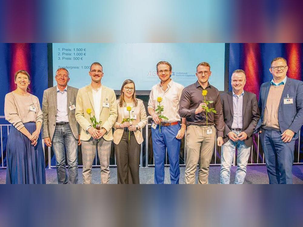 Die Laudatoren umrahmen die Gewinner des Nachhaltigkeitspreises (v.l.): Prof. Judith Pütter, Dr. Wilfried Spintig (AGL), Sebastian Köhne, Hannah Robert, Niklas Martin Hug, Oliver Scholze sowie Mario Deimel (Volksbank Beckum-Lippstadt) und Prof. Sebastian Verhoeven.